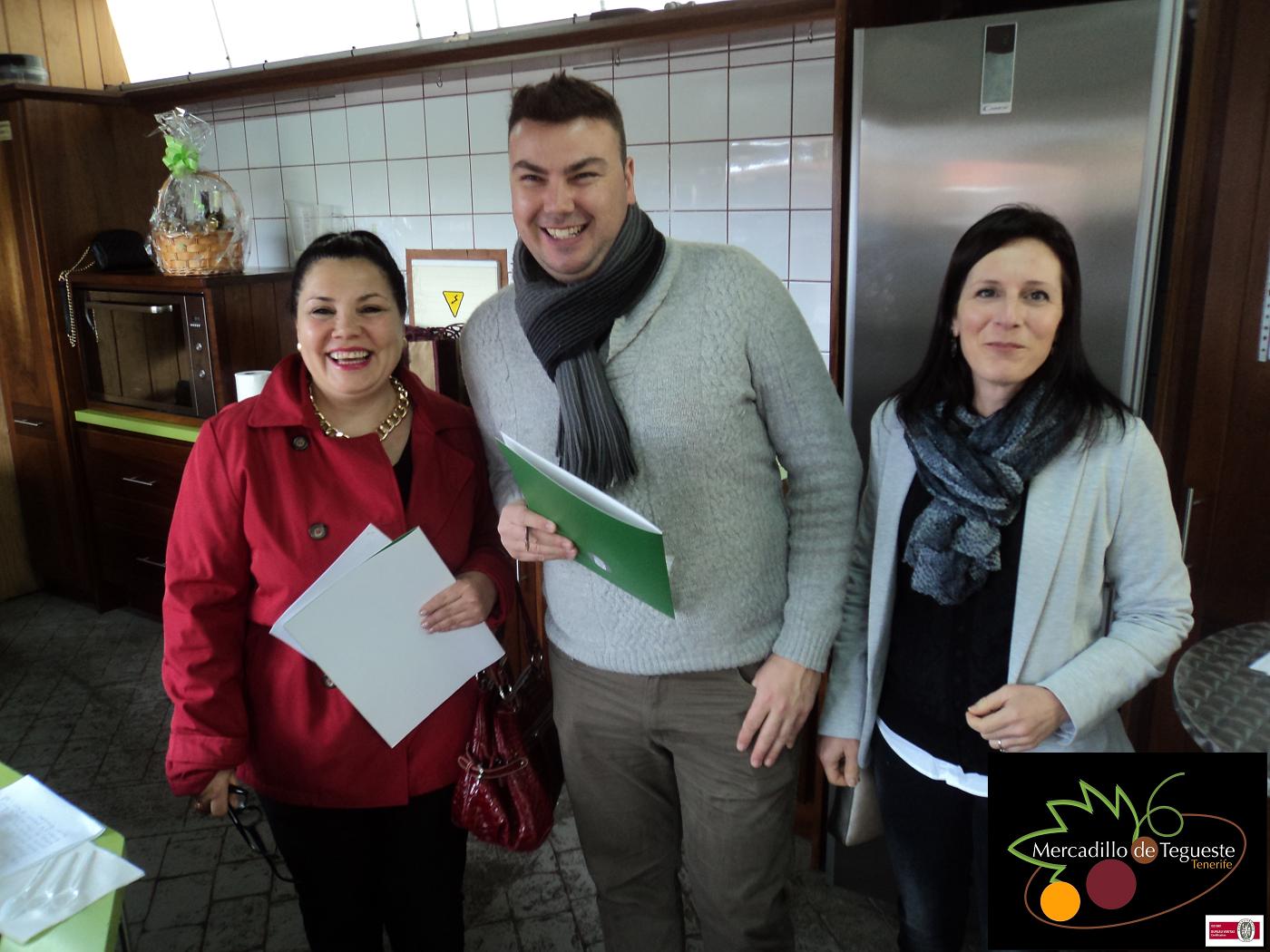 Jurado concurso postres zanahoria en mercadillodel agricultor de Tegueste